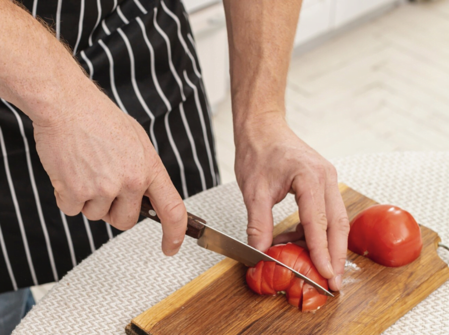 cortando un tomate