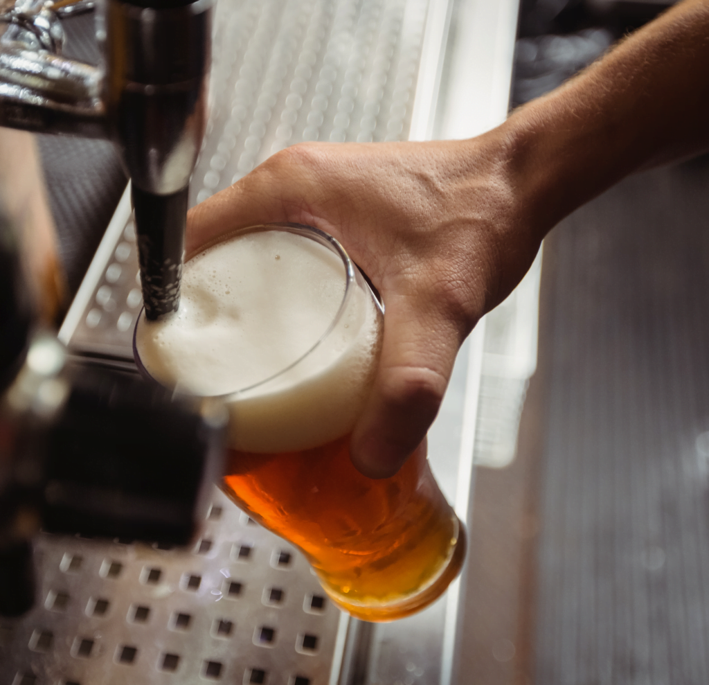 sirviendo una cerveza